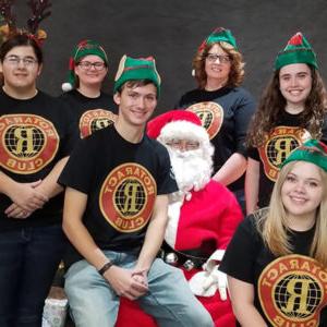 扶轮青年服务团的学生坐在圣诞老人的腿上